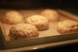 预热烤箱200度，上下火中层15-18分钟