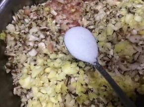 将大蒜生姜洗净去皮剁碎放入，加入一勺半盐