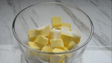 黄油室温软化，加入细砂糖