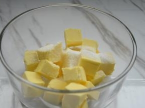 黄油室温软化，加入细砂糖