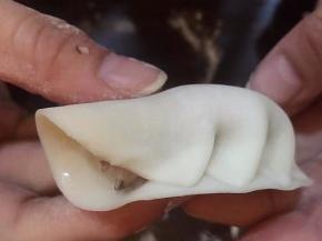 左手食指轻轻推一个皱褶去右手食指的位置，然后用右手两个手指把皱褶捏紧，重复步骤继续捏，左手拇指负责把馅往里面推一下。。给后面皱褶留位置，左手边推右手边捏紧