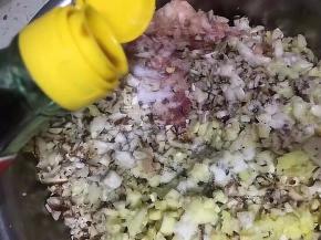 加入适量的醋。放一勺料酒