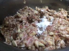 用手抓均匀，撒适量生粉抓匀腌制一会