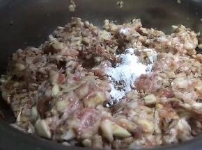 用手抓均匀，撒适量生粉抓匀腌制一会