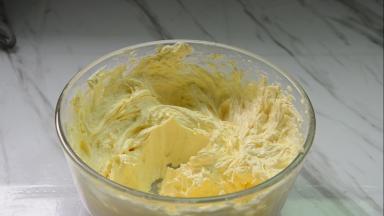 充分打发混合后，体积膨胀变大