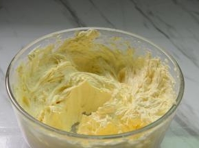 充分打发混合后，体积膨胀变大