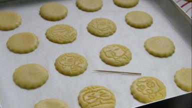 用牙签扎出嘻哈猴