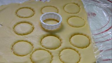 撕开保鲜膜，慢慢拿出