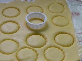 撕开保鲜膜，慢慢拿出