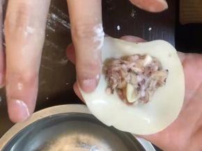 准备一盆水，用手指沾水，抹边缘