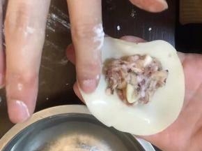 准备一盆水，用手指沾水，抹边缘