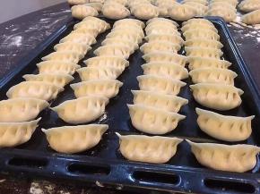 将其他的馅料饺子皮都包好