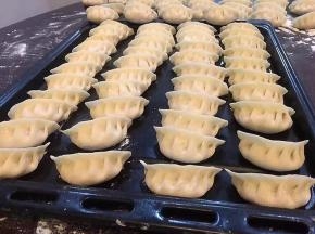 将其他的馅料饺子皮都包好