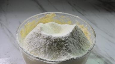过筛低筋粉、奶粉、泡打粉