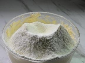 过筛低筋粉、奶粉、泡打粉