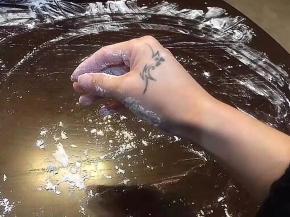 在桌上撒少许面粉，抹开