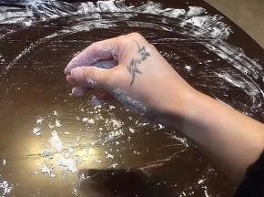 在桌上撒少许面粉，抹开