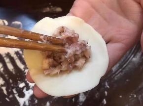 准备一个饺子皮，用筷子挑一点肉放中间