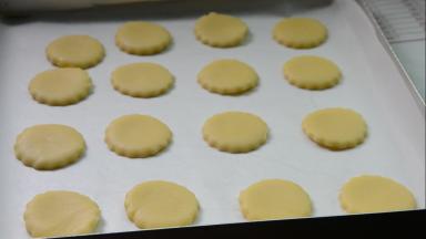 烤盘垫一张油纸，放上饼胚