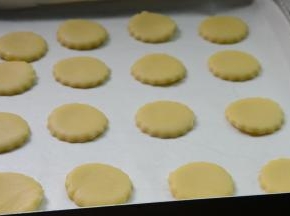 烤盘垫一张油纸，放上饼胚