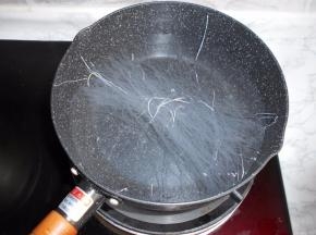 粉丝洗净后凉水入锅。