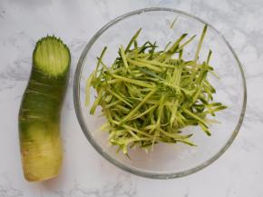 煮粉丝时将绿萝卜擦成丝，没有绿萝卜，白萝卜也行。但口感会有区别。