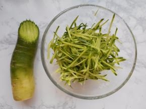 煮粉丝时将绿萝卜擦成丝，没有绿萝卜，白萝卜也行。但口感会有区别。