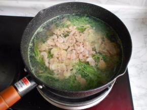 当萝卜丝快要煮沸时，放入南极鳞虾和姜片。