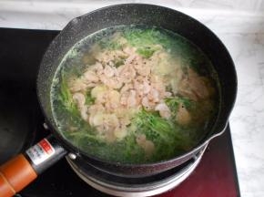 当萝卜丝快要煮沸时，放入南极鳞虾和姜片。