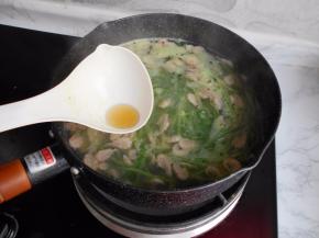 煮沸后再煮一会即可关火。加入少许芝麻油。