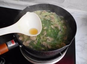 煮沸后再煮一会即可关火。加入少许芝麻油。