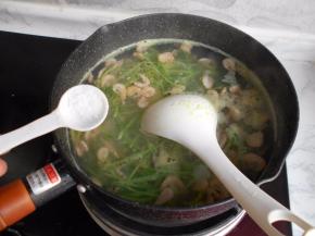 再加入少许盐调味。