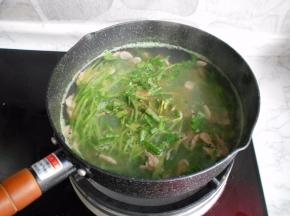 最后加少许白胡椒粉和香菜即可。