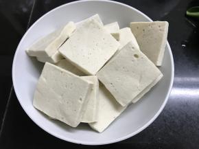 把千叶豆腐切片。