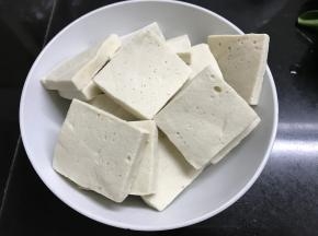把千叶豆腐切片。