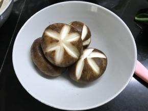 鲜香茹洗净后表面切花刀。