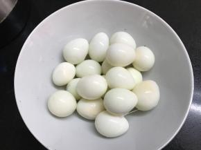 鹌鹑蛋煮熟后剥去蛋壳。