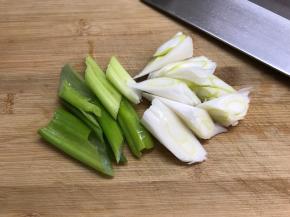 大葱切厚片。