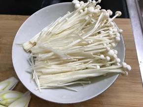 金针茹、茼蒿洗净。