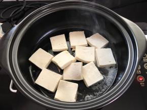 黄油放入锅中后放入千叶豆腐煎至两面金黄色。