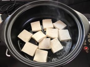 黄油放入锅中后放入千叶豆腐煎至两面金黄色。
