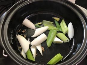 大葱煎出香味。