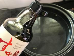 再倒入适量寿喜锅调味汁。