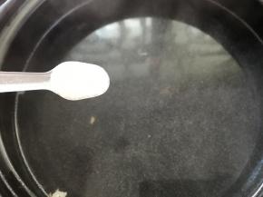 锅中倒入适量水后，加入一勺昆布粉。