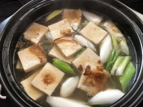 煮开后放入豆腐和大葱。