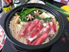 等煮开后就可放入各种菜品开刷了。各种蔬菜吸足了鲜甜的高汤，味道鲜美，让人爱不释口。