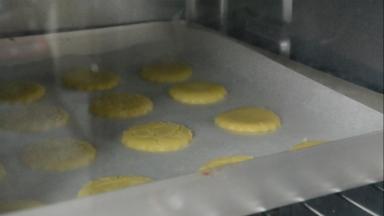 烤箱预热180°，放中下层烤12分钟，烤好晾凉即可食用