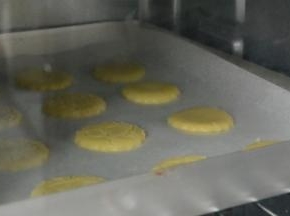 烤箱预热180°，放中下层烤12分钟，烤好晾凉即可食用