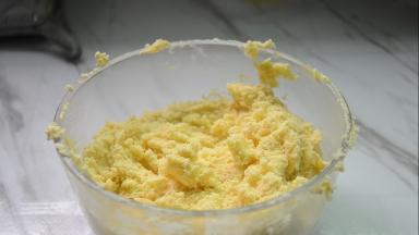 用刮刀拌匀，不要过度搅拌