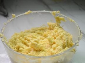 用刮刀拌匀，不要过度搅拌